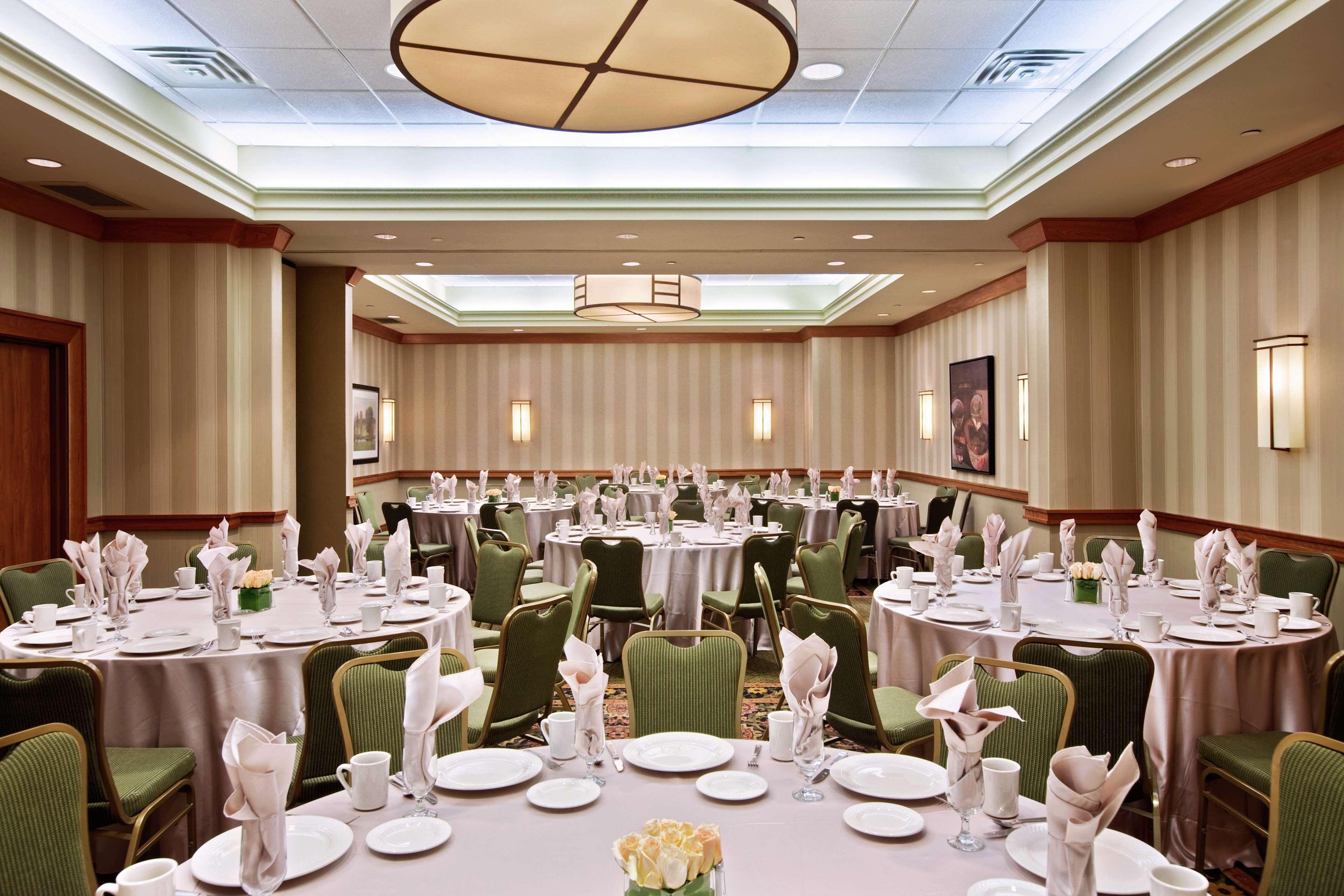 Hilton Suites Chicago/Oakbrook Terrace Restoran gambar
